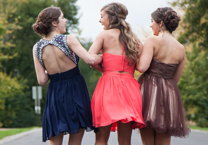 girls going to prom