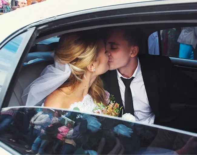 kiss in car